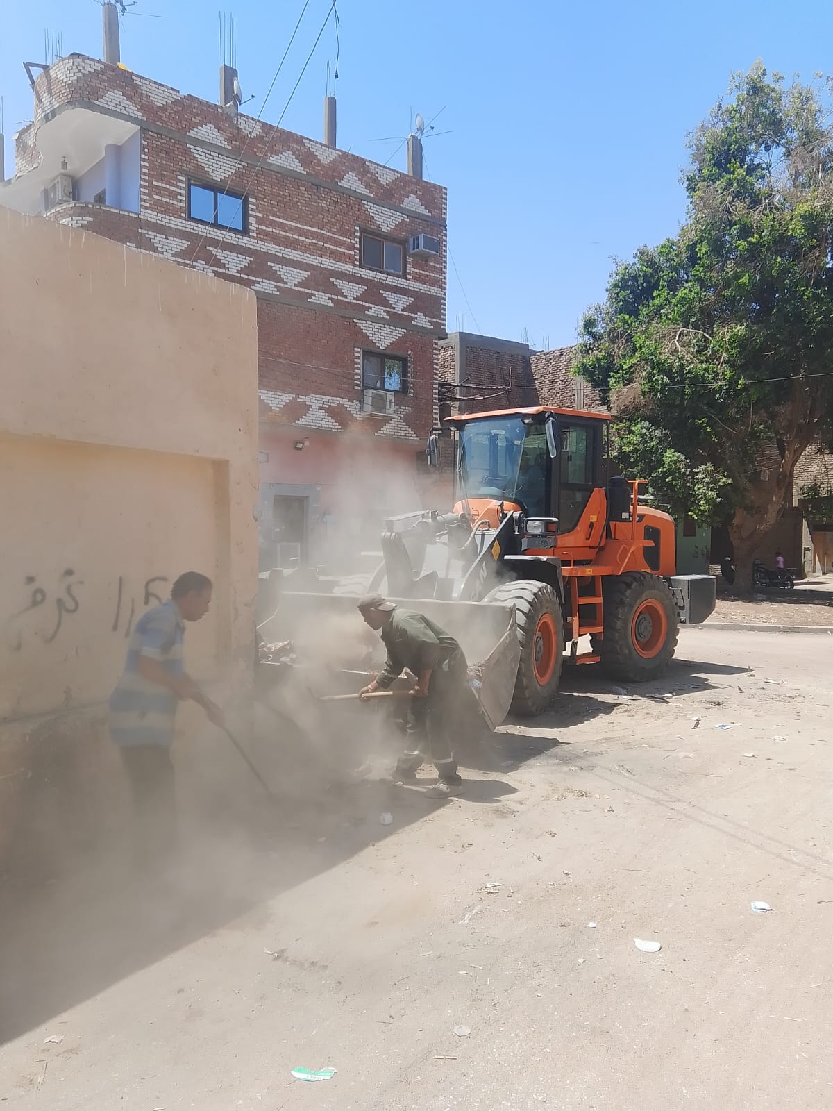 رفع 15 طن قمامة وأتربة وتراكمات خلال حملة نظافة بحي المطار رفع 15 طن قمامة وأتربة وتراكمات خلال حملة نظافة بحي المطار