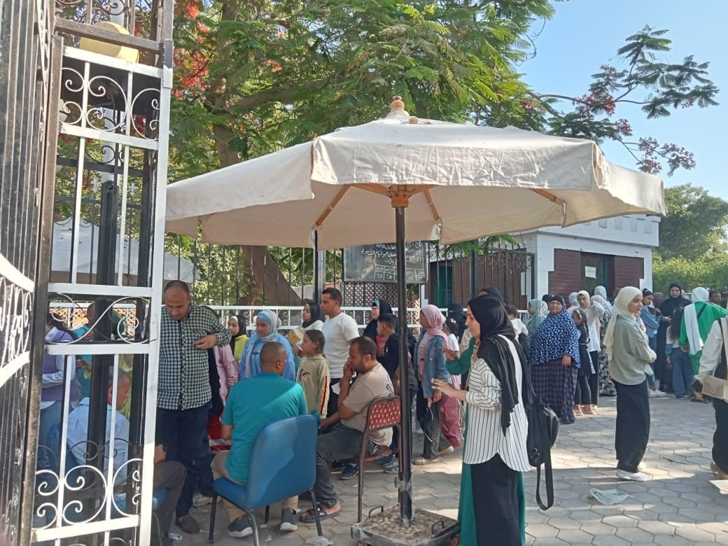 زحام على بوابات الدخول زحام على بوابات الدخول