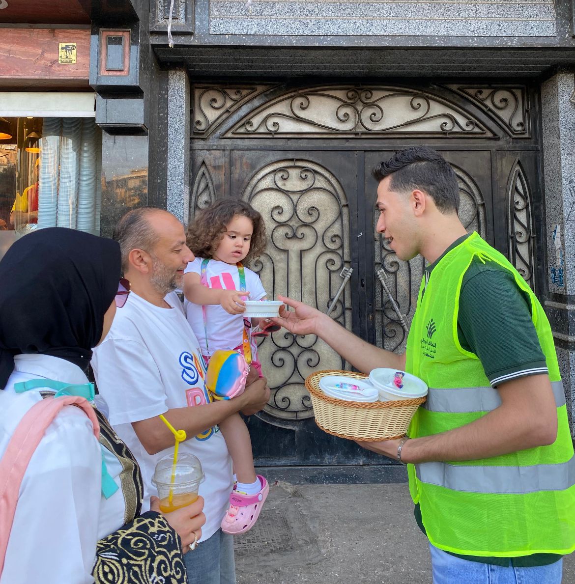 التحالف الوطني بمحافظة الغربية يرسم فرحة العيد بتوزيع شنط غذائية وعيديات وهدايا للأطفال (3)