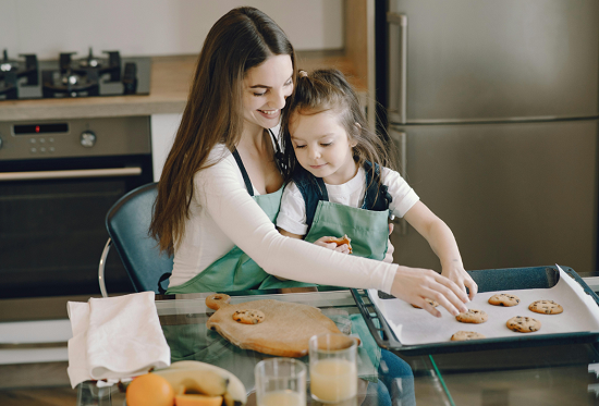 أم تقضي وقت مع طفلتها