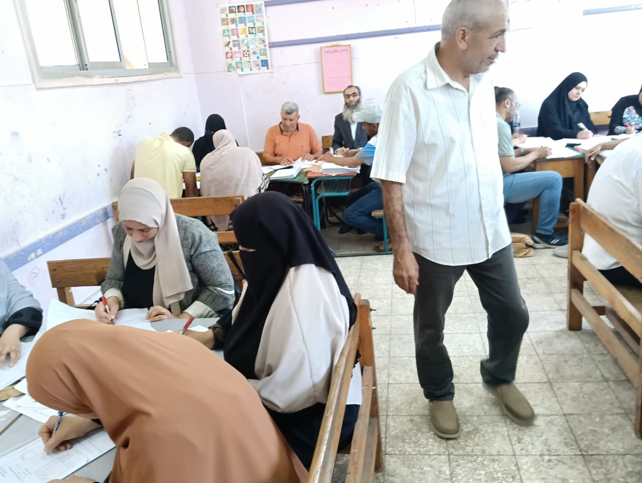 جانب من تصحيح أوراق الطلاب جانب من تصحيح أوراق الطلاب