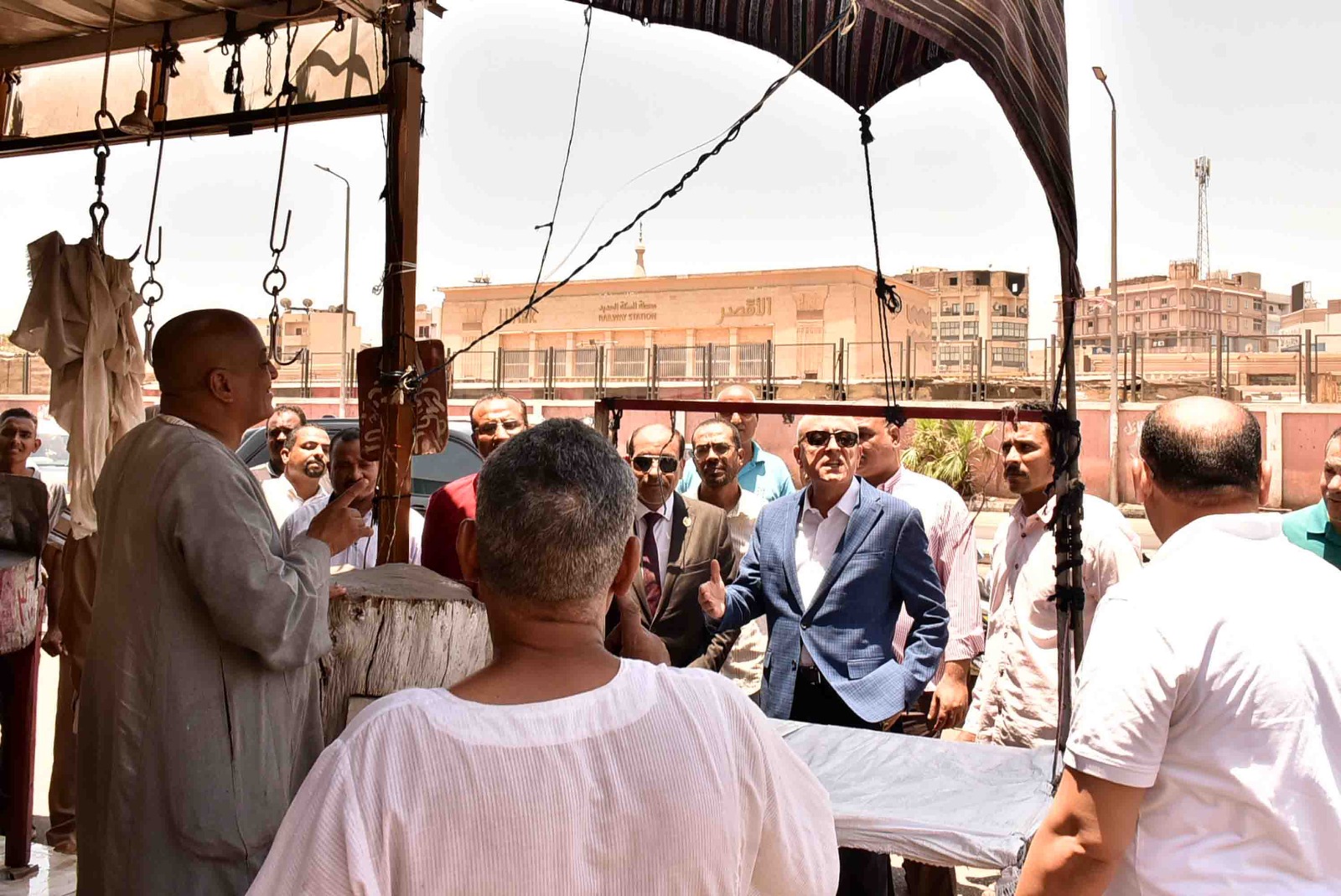 جولة المحافظ على الجزارة لمتابعة بيع اللحوم بأسعار مناسبة للمواطنين جولة المحافظ على الجزارة لمتابعة بيع اللحوم بأسعار مناسبة للمواطنين