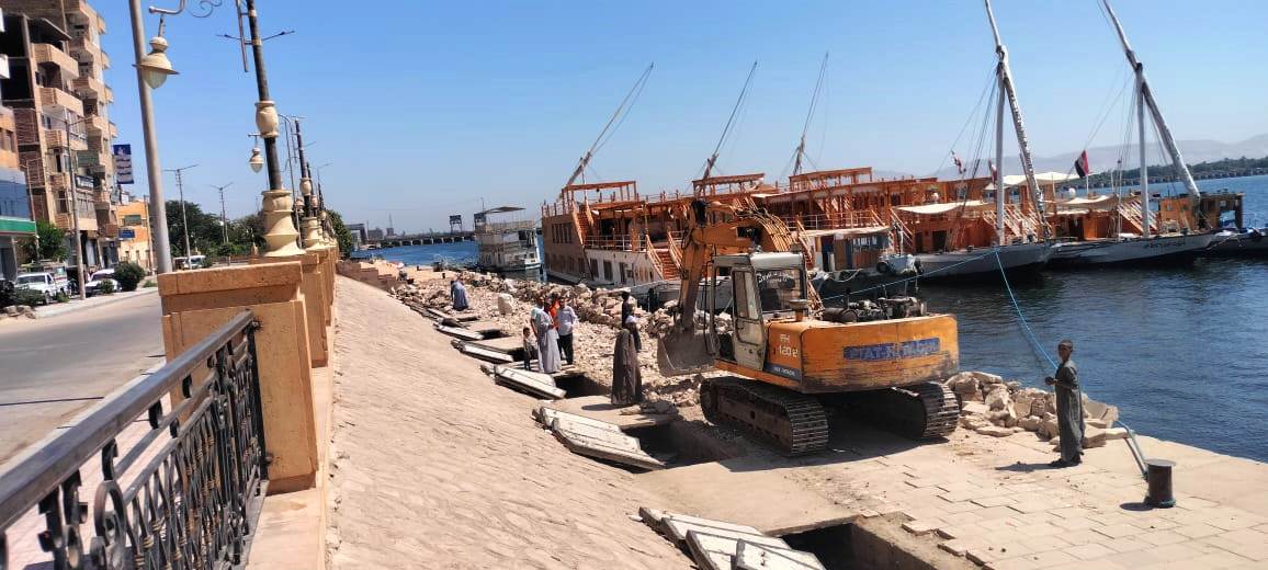 عمليات بدء المرحلة الأولى لتطوير الممشي السياحى والكورنيش بطول 550 متر عمليات بدء المرحلة الأولى لتطوير الممشي السياحى والكورنيش بطول 550 متر