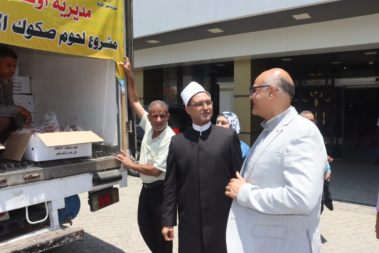 خلال استلام أول دفعة من اللحوم بالقليوبية خلال استلام أول دفعة من اللحوم بالقليوبية