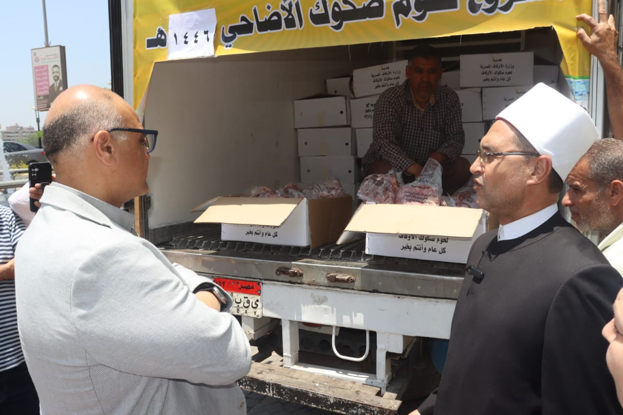 خلال استلم لحوم صكوك الأضاحي لتوزيعها خلال استلم لحوم صكوك الأضاحي لتوزيعها