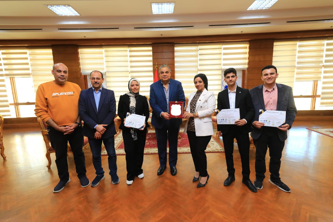 رئيس جامعة كفر الشيخ يكرم  فريق كلية الذكاء الإصطناعي