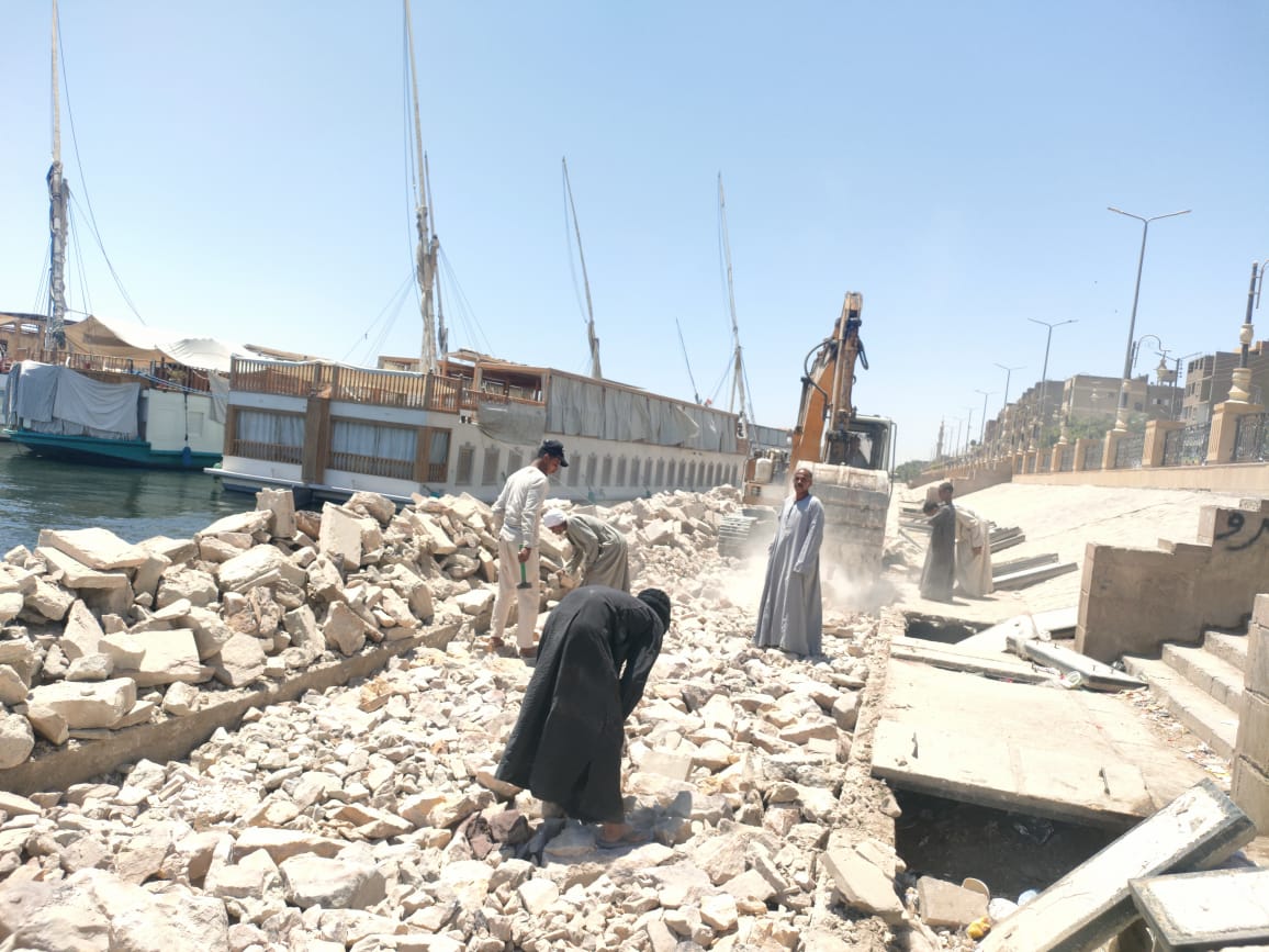 إنطلاق تطوير الممشي السياحى والكورنيش بطول 550 متر بإسنا إنطلاق تطوير الممشي السياحى والكورنيش بطول 550 متر بإسنا
