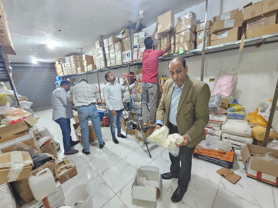 ضبط أحد أباطرة إحتكار السجائر في مخزن بشارع أحمد عرابى فى الأقصر