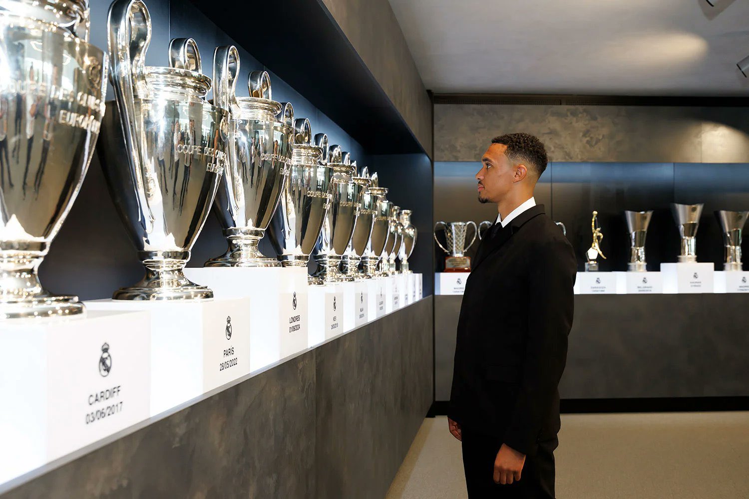 ألكسندر أرنولد ينظر إلى ألقاب الريال من دوري أبطال أوروبا ألكسندر أرنولد ينظر إلى ألقاب الريال من دوري أبطال أوروبا