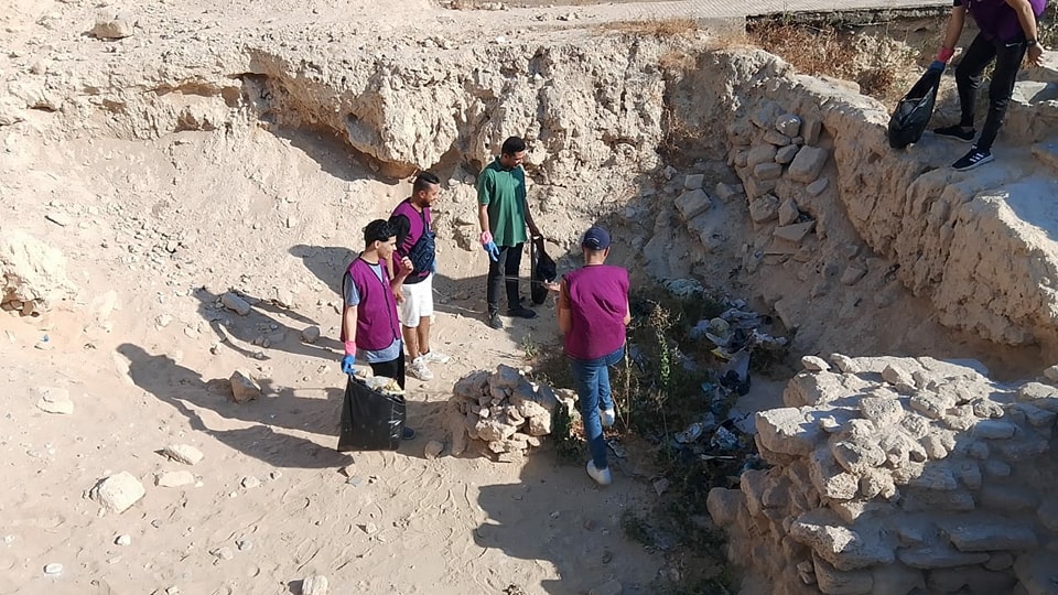 متطوعون ينظفون محيط قلعة لعريش متطوعون ينظفون محيط قلعة لعريش