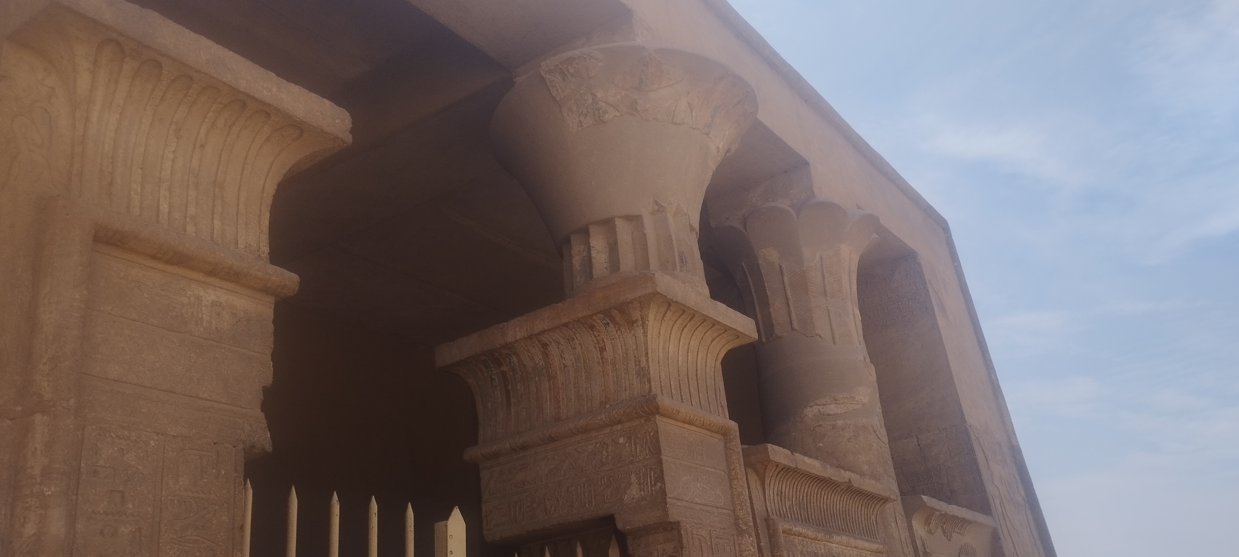 واجهة معبد بيتوزيرس واجهة معبد بيتوزيرس
