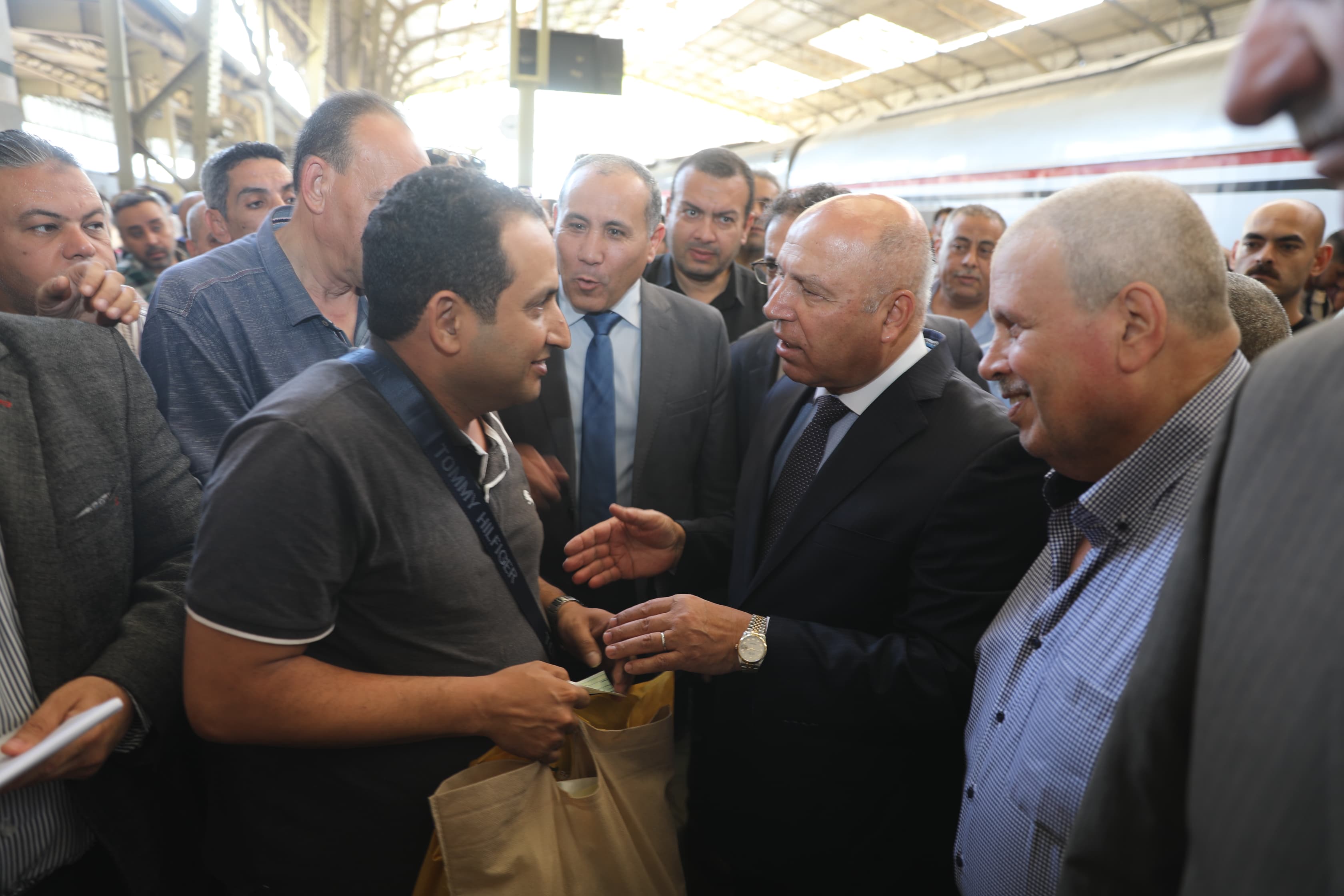 نائب رئيس الوزراء يتفقد محطة مصر برمسيس ويوجه بتطبيق مبدأ الثواب والعقاب على الجميع (4)
