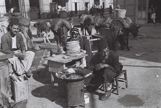 صورة لبائع فلافل في القدس عام 1935 صورة لبائع فلافل في القدس عام 1935