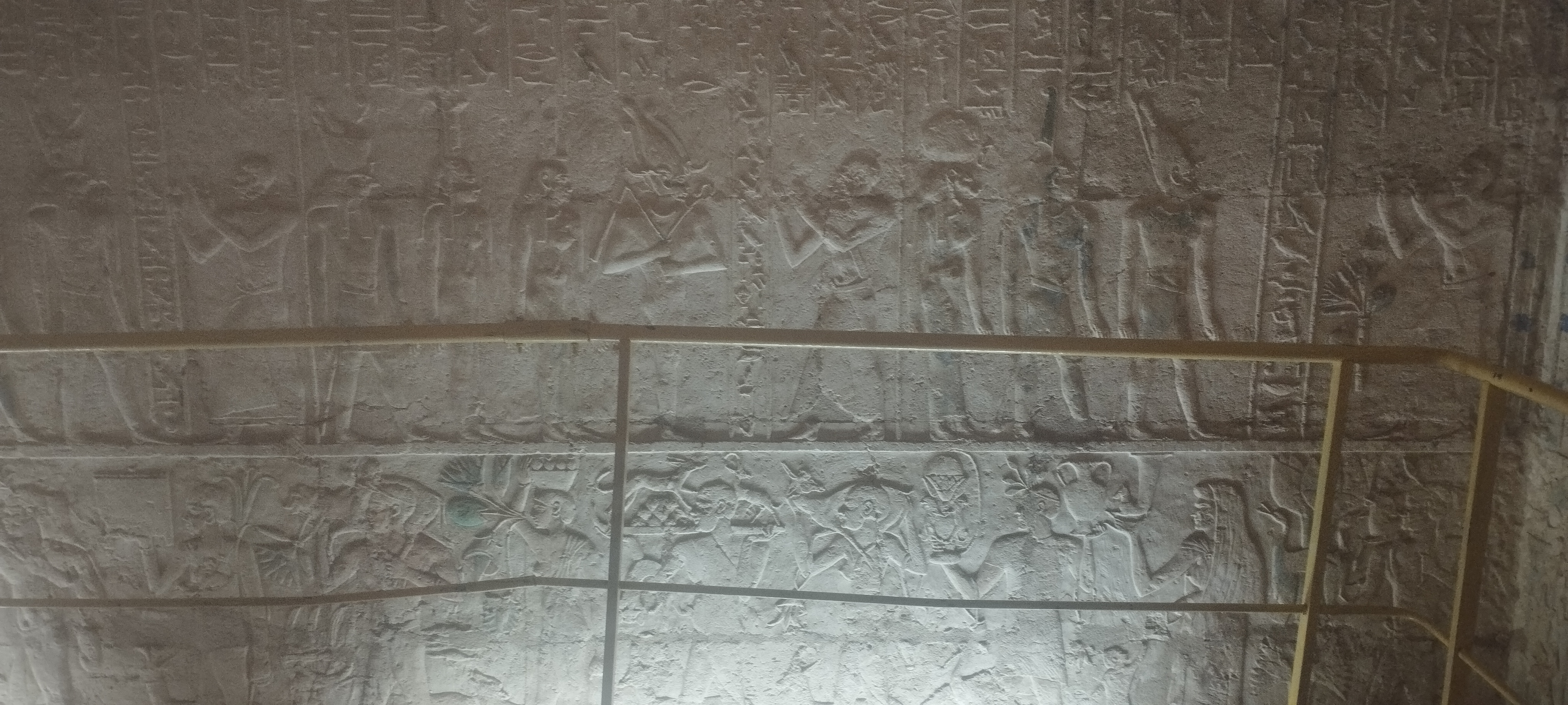 داخل مقبرة بيتوزيرس داخل مقبرة بيتوزيرس