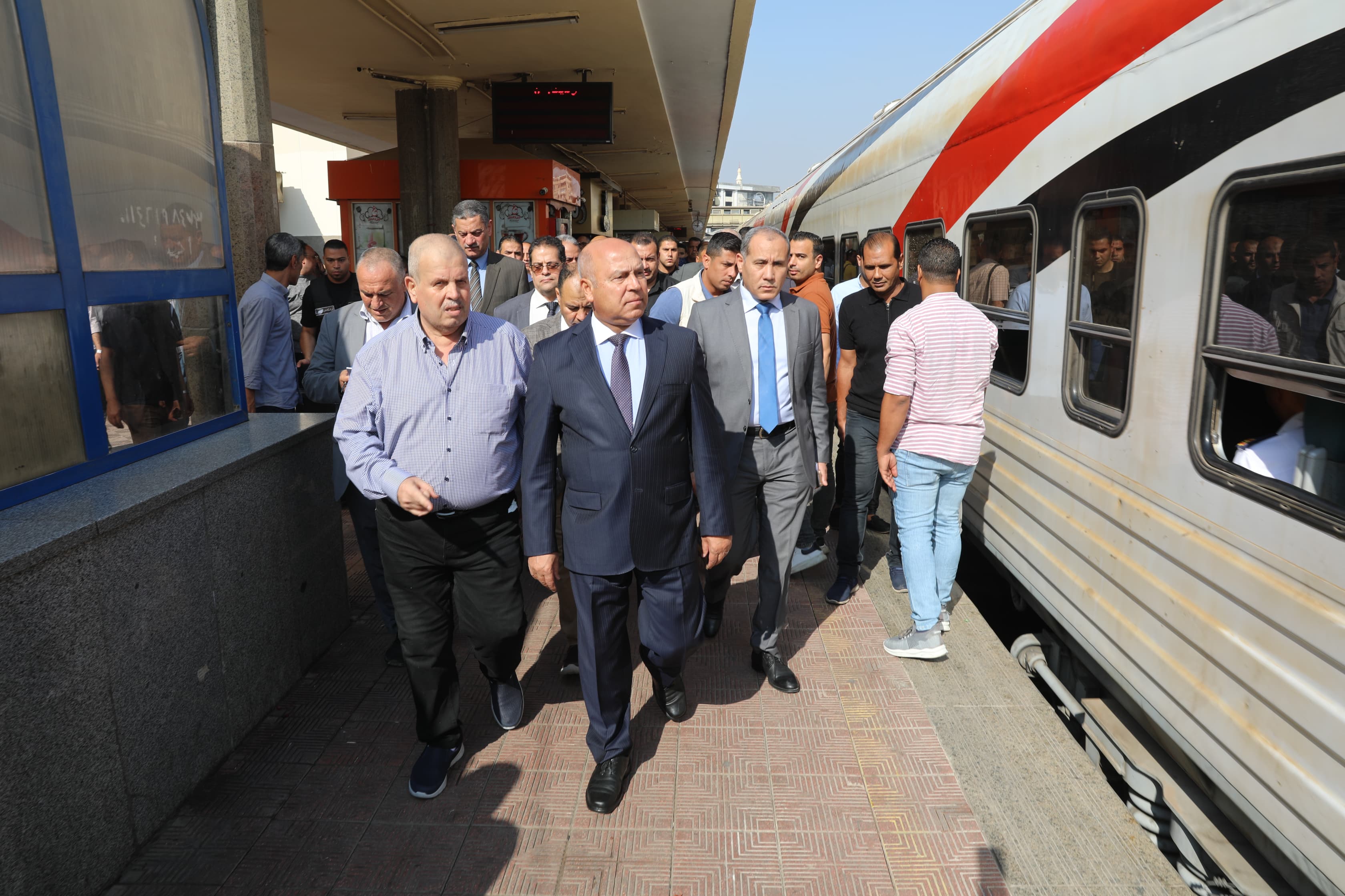 نائب رئيس الوزراء يتفقد محطة مصر برمسيس ويوجه بتطبيق مبدأ الثواب والعقاب على الجميع (3)