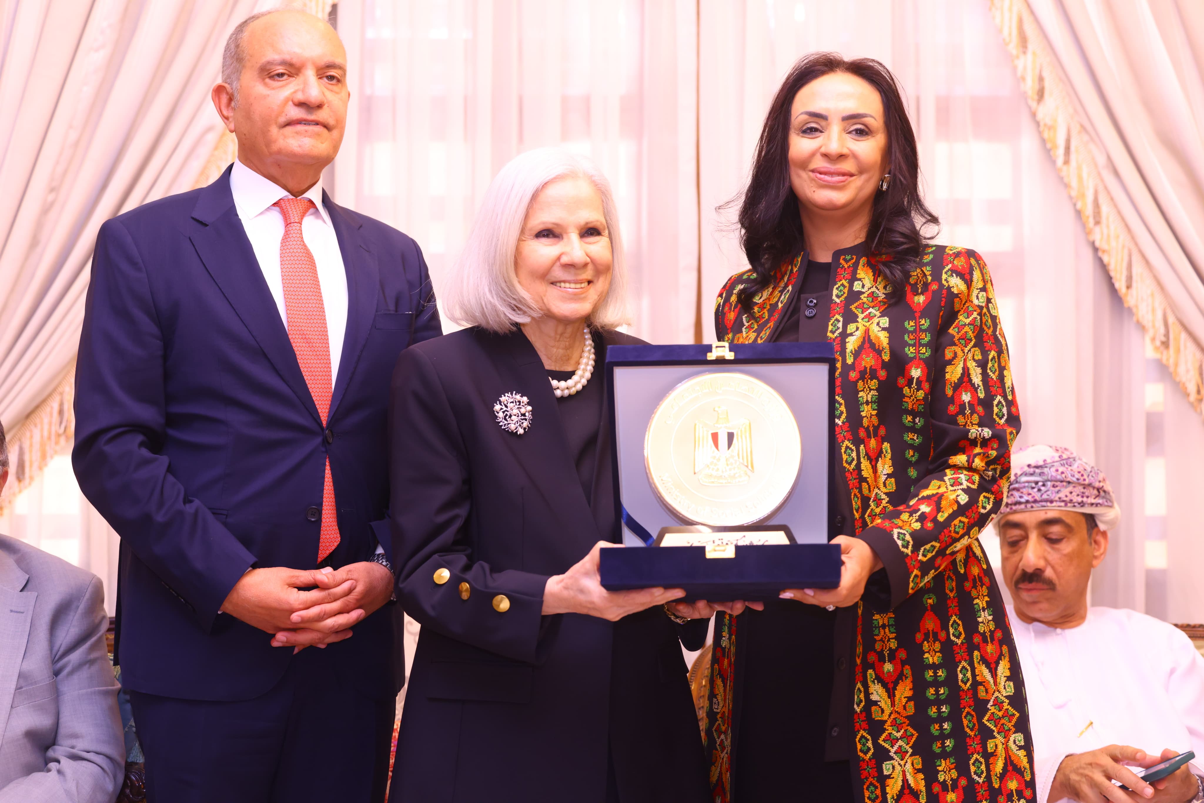 وزيرة التضامن تكرم السفيرة هيفاء أبو غزالة تقديرًا لجهودها خلال فترة ولايتها بالأمانة العامة لجامعة الدول العربية وزيرة التضامن تكرم السفيرة هيفاء أبو غزالة تقديرًا لجهودها خلال فترة ولايتها بالأمانة العامة لجامعة الدول العربية