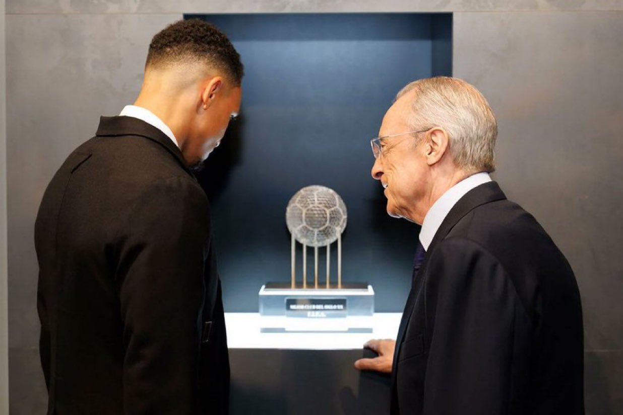 رئيس ريال مدريد وأرنولد أمام جائزة نادي القرن رئيس ريال مدريد وأرنولد أمام جائزة نادي القرن