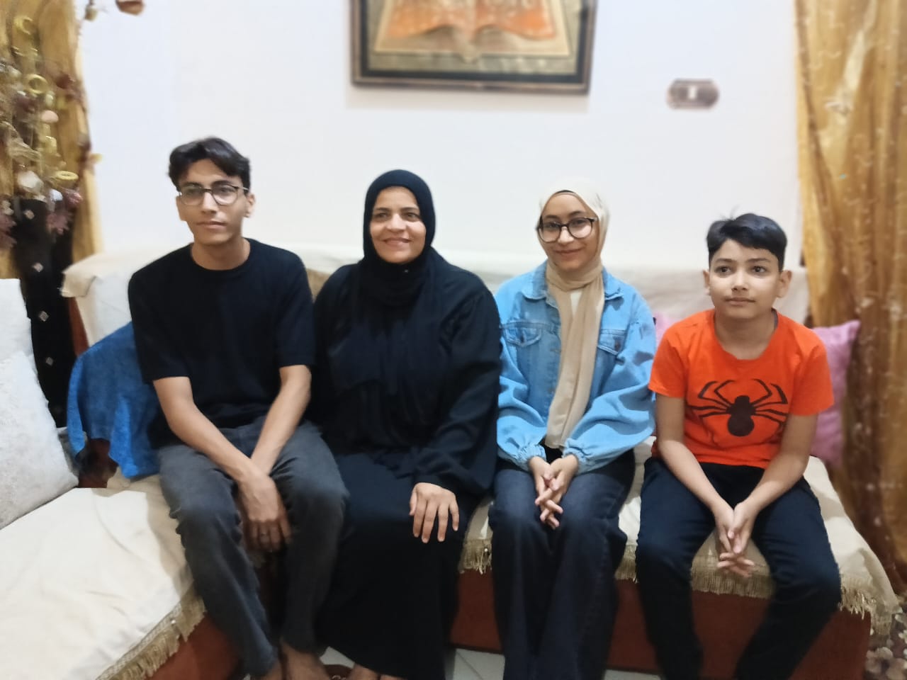 ريتال مع امها وشقيقيها