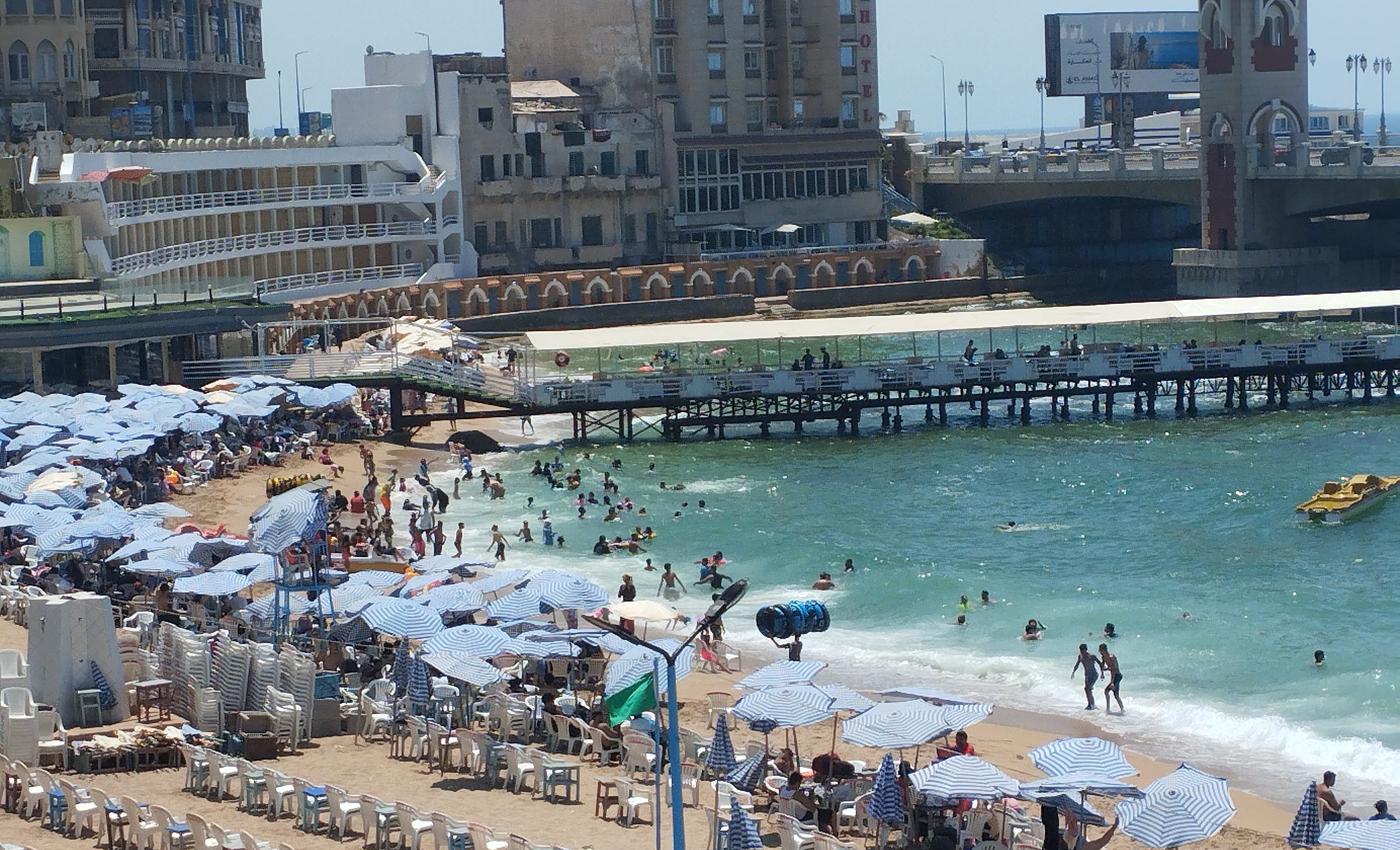 اقبال علي شاطئ ستانلي في الإسكندرية