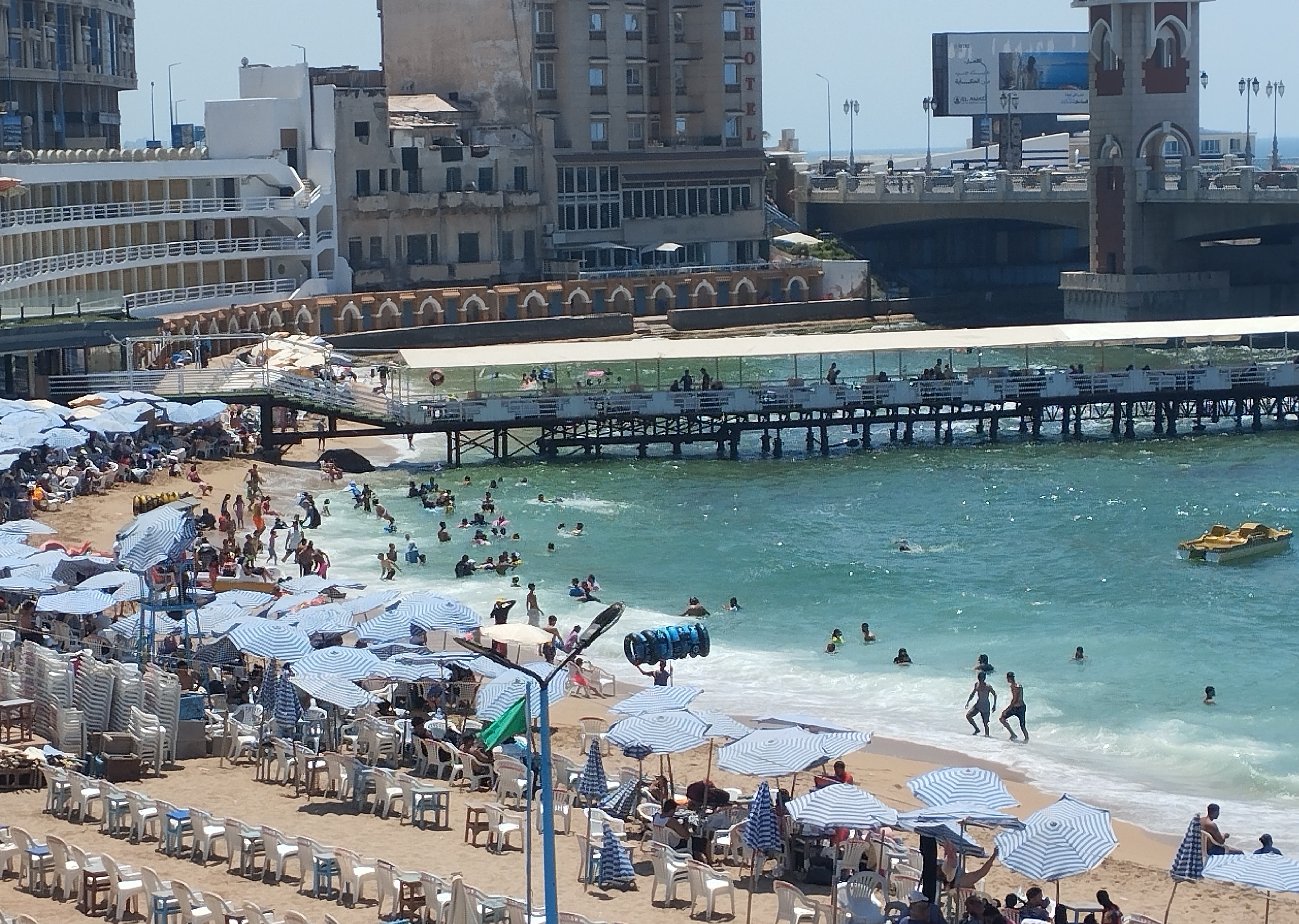 اقبال علي  المواطنين في شاطئ ستانلي