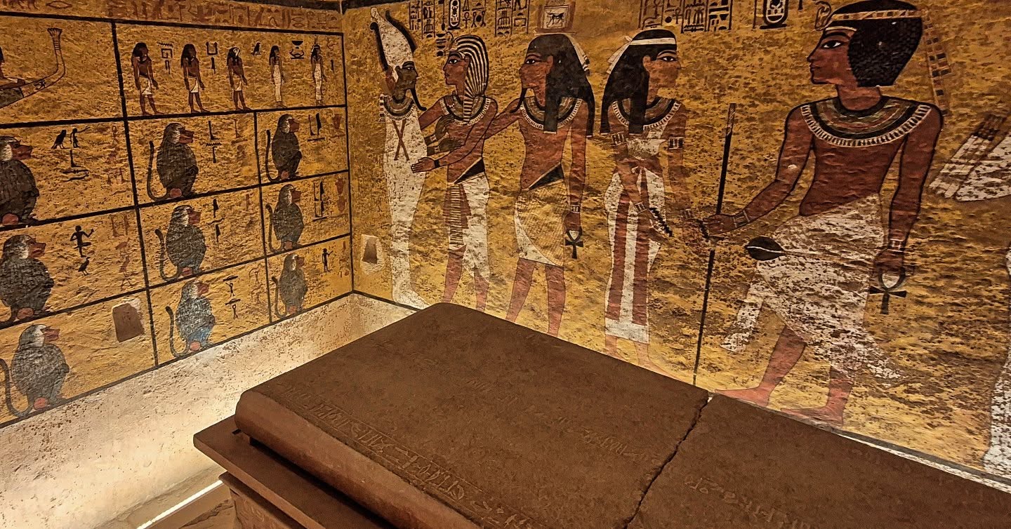 جانب من الرسومات والألوان الباقية منذ آلاف السنين بالمقابر جانب من الرسومات والألوان الباقية منذ آلاف السنين بالمقابر