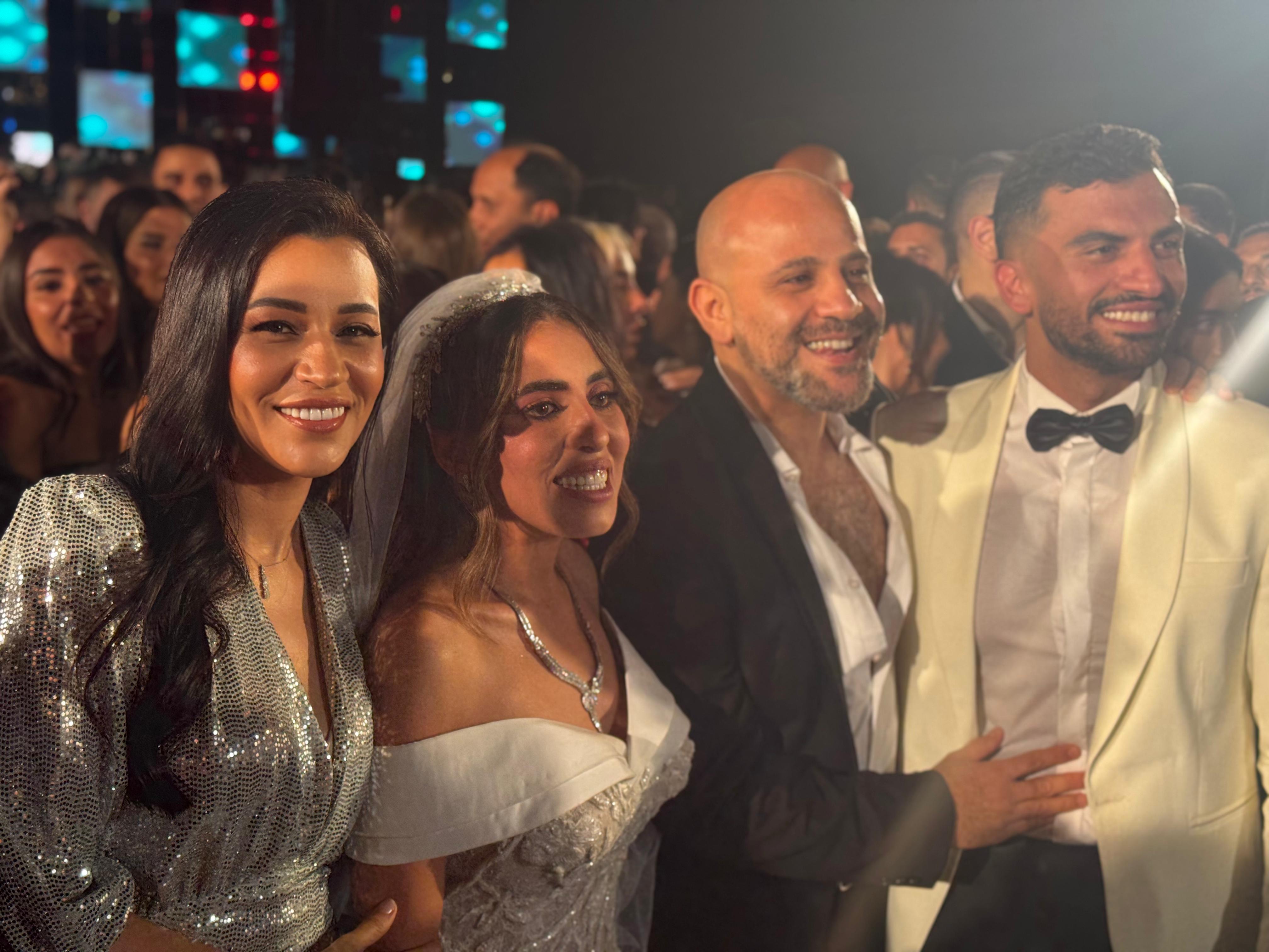 بتول عرفة مع العروسين بتول عرفة مع العروسين