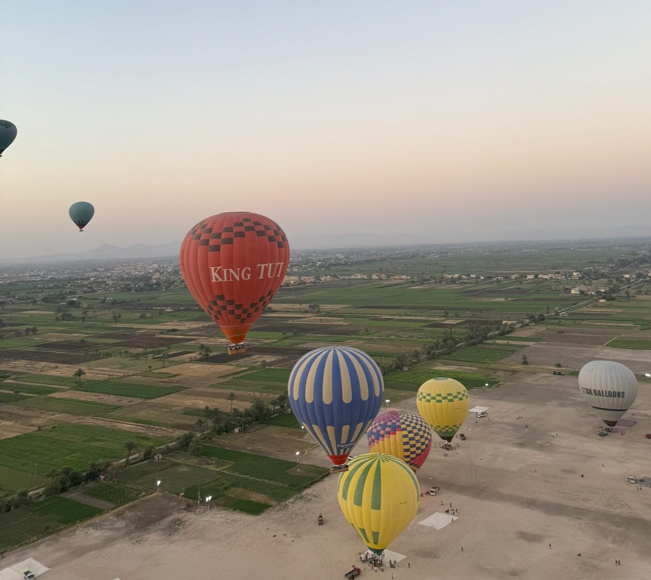 تحليق رحلات البالون الطائر فى سماء الأقصر تحليق رحلات البالون الطائر فى سماء الأقصر