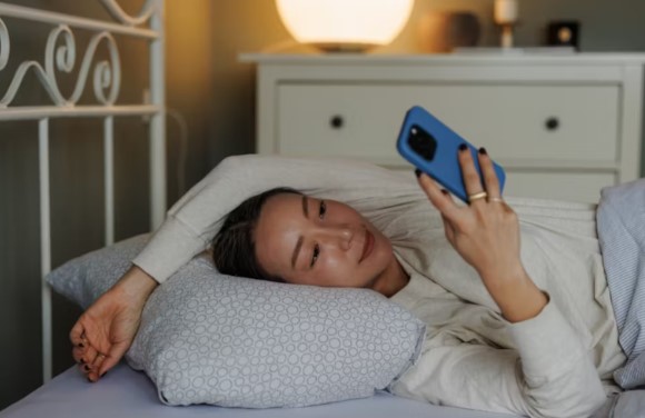 فتاة تتحدث مع أصدقائها 555