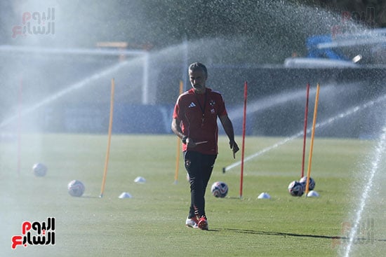 المدير الفني للأهلي خلال التدريب المدير الفني للأهلي خلال التدريب