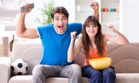 زوجين يشاهدان المباراة زوجين يشاهدان المباراة
