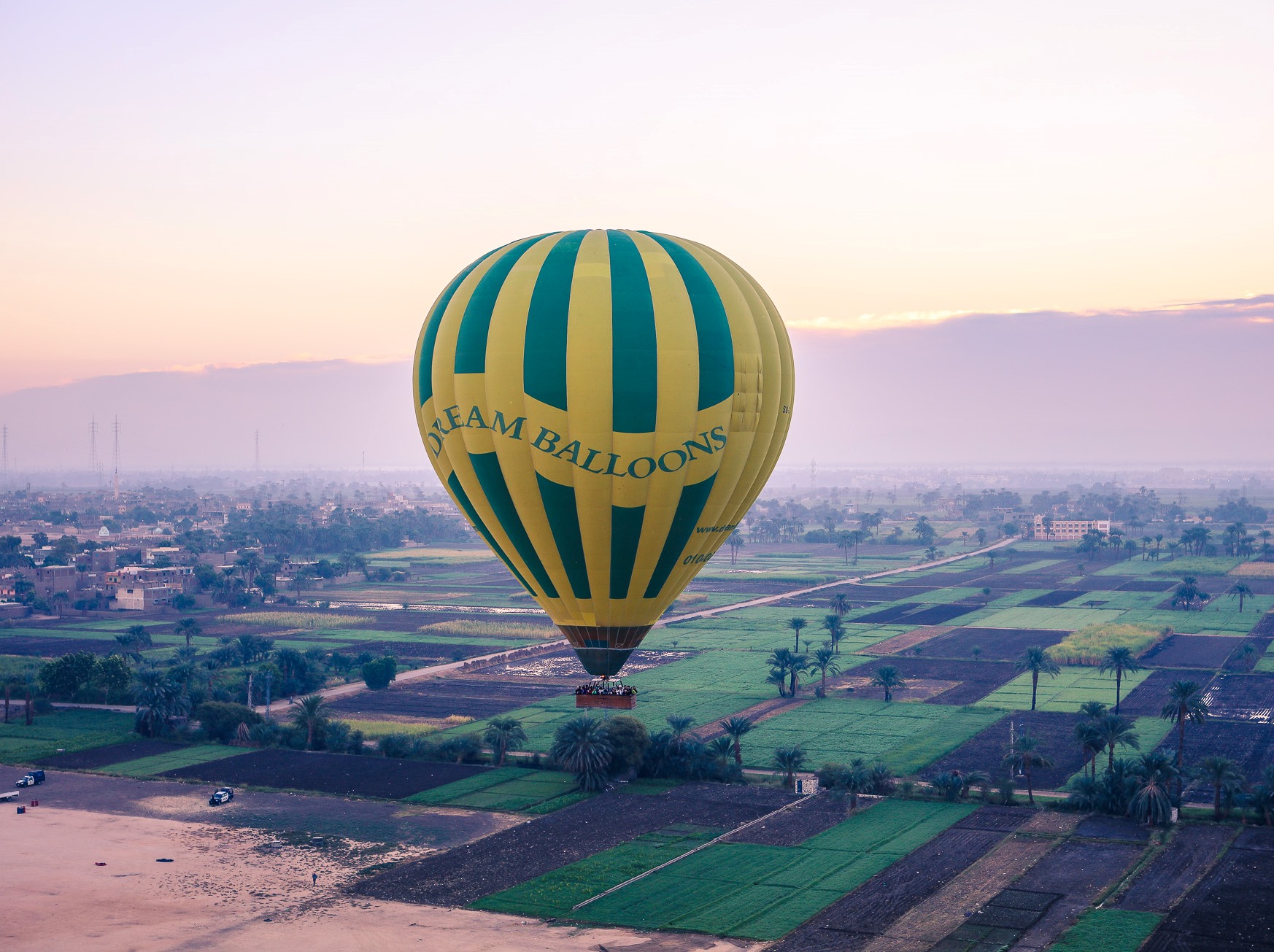 سحر البالون الطائر خلال التحليق فوق الزراعات سحر البالون الطائر خلال التحليق فوق الزراعات