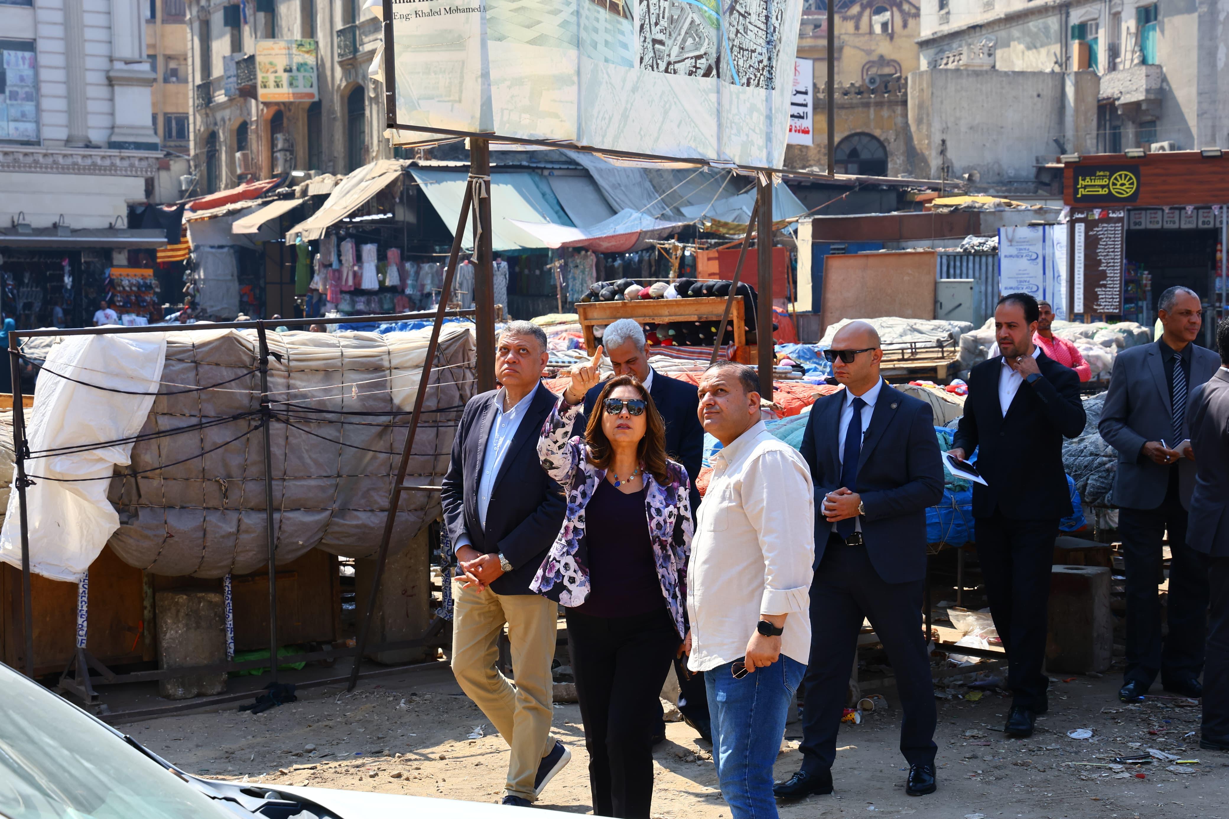 وزيرة التنمية المحلية تتفقد تنفيذ المرحلة الأولى من تطوير سوق العتبة بالموسكى (3)