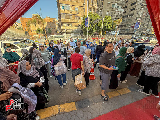 الاهالى امام لجان الامتحانات الاهالى امام لجان الامتحانات