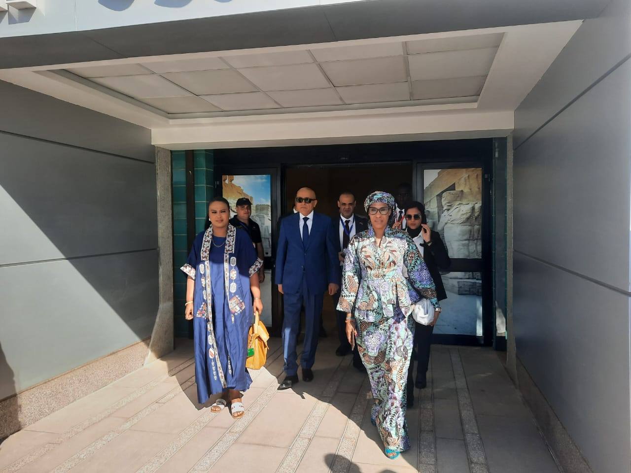 وصول السيدة الأولى لجمهورية جامبيا خلال زيارتها لدعم مرضى السرطان وصول السيدة الأولى لجمهورية جامبيا خلال زيارتها لدعم مرضى السرطان