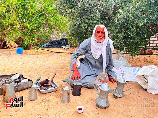 في-بيته-يصنع-مشغولاته-بادوات-بسيطة في-بيته-يصنع-مشغولاته-بادوات-بسيطة