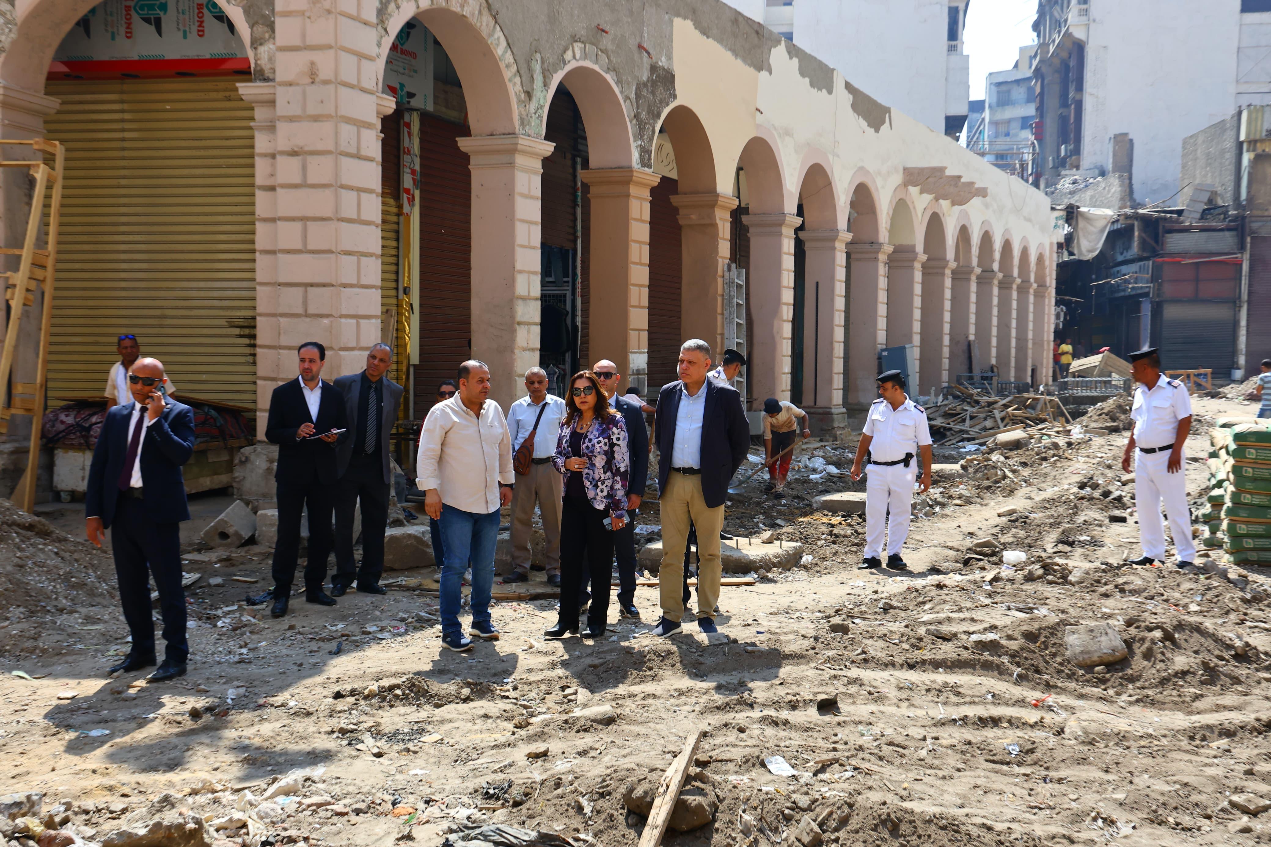 وزيرة التنمية المحلية تتفقد تنفيذ المرحلة الأولى من تطوير سوق العتبة بالموسكى (5)
