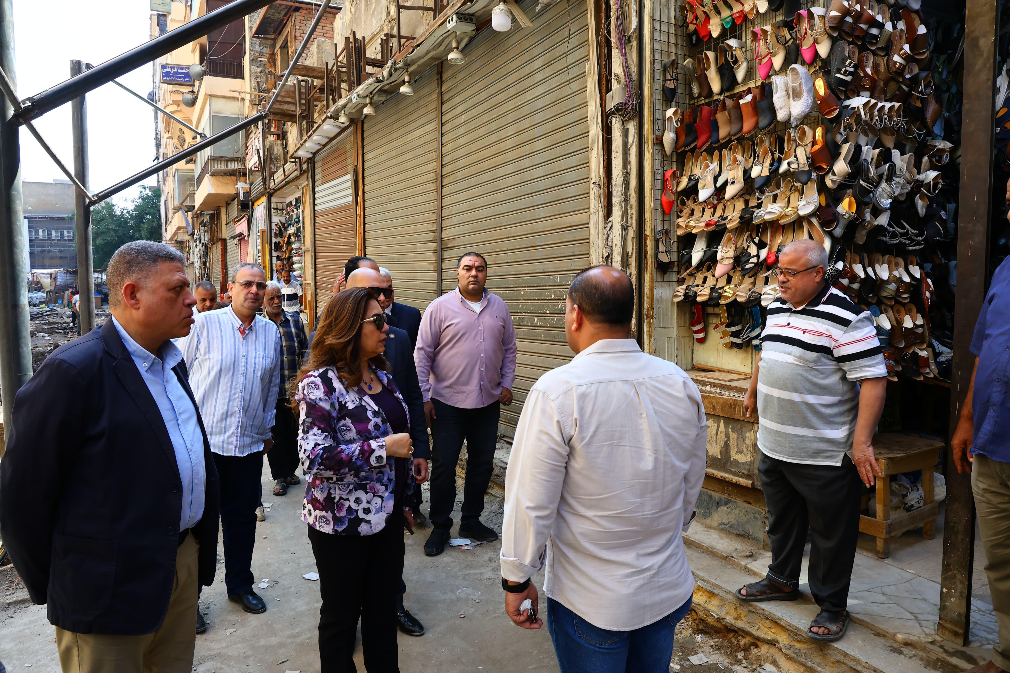 وزيرة التنمية المحلية تتفقد تنفيذ المرحلة الأولى من تطوير سوق العتبة بالموسكى (8)