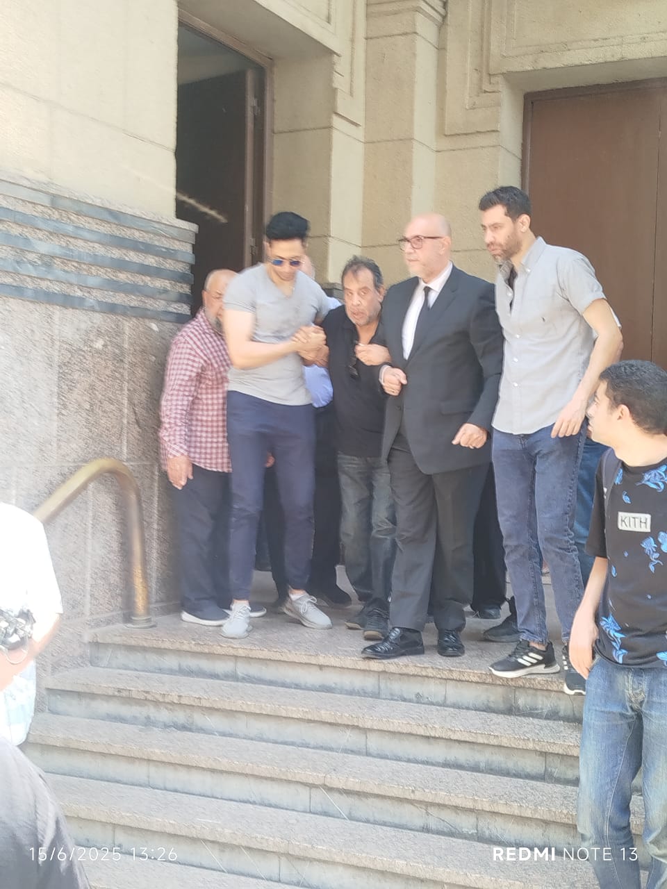 صلاح الشرنوبى فى جنازة نجله