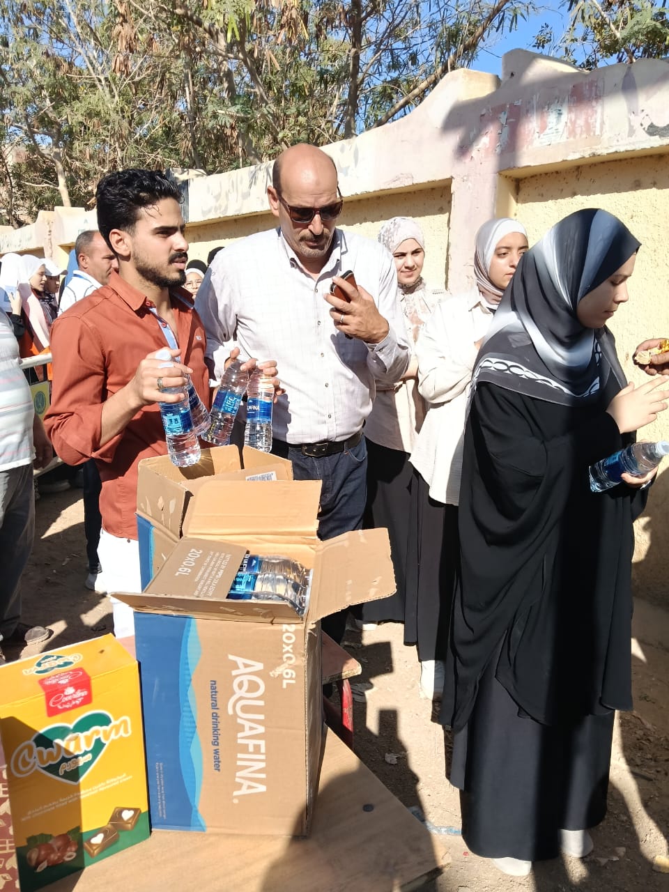توزيع المياه على الطلاب توزيع المياه على الطلاب