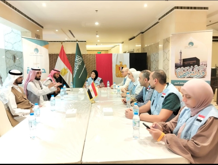رئيس البعثة الطبية بوزارة الصحة تتابع كافة الإجراءات للعمل على راحة الحجاج المصريين