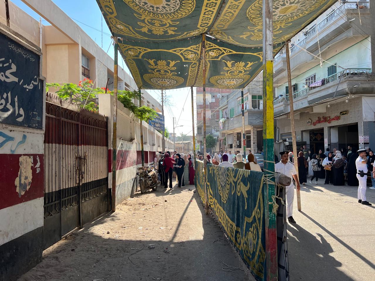 ممرات أمام اللجان لدخول الطلاب