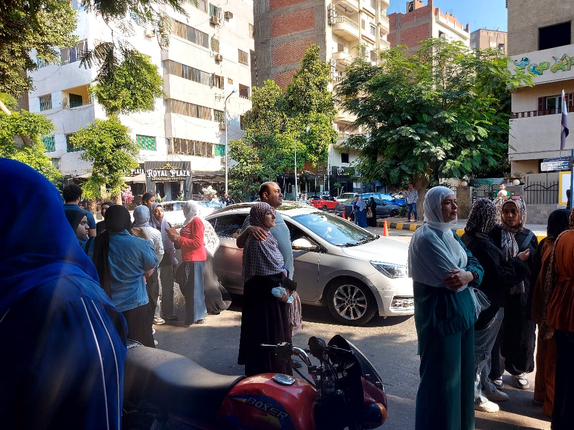 أولياء الأمور يساندون أبنائهم بالدعاء أمام لجان الثانوية أولياء الأمور يساندون أبنائهم بالدعاء أمام لجان الثانوية