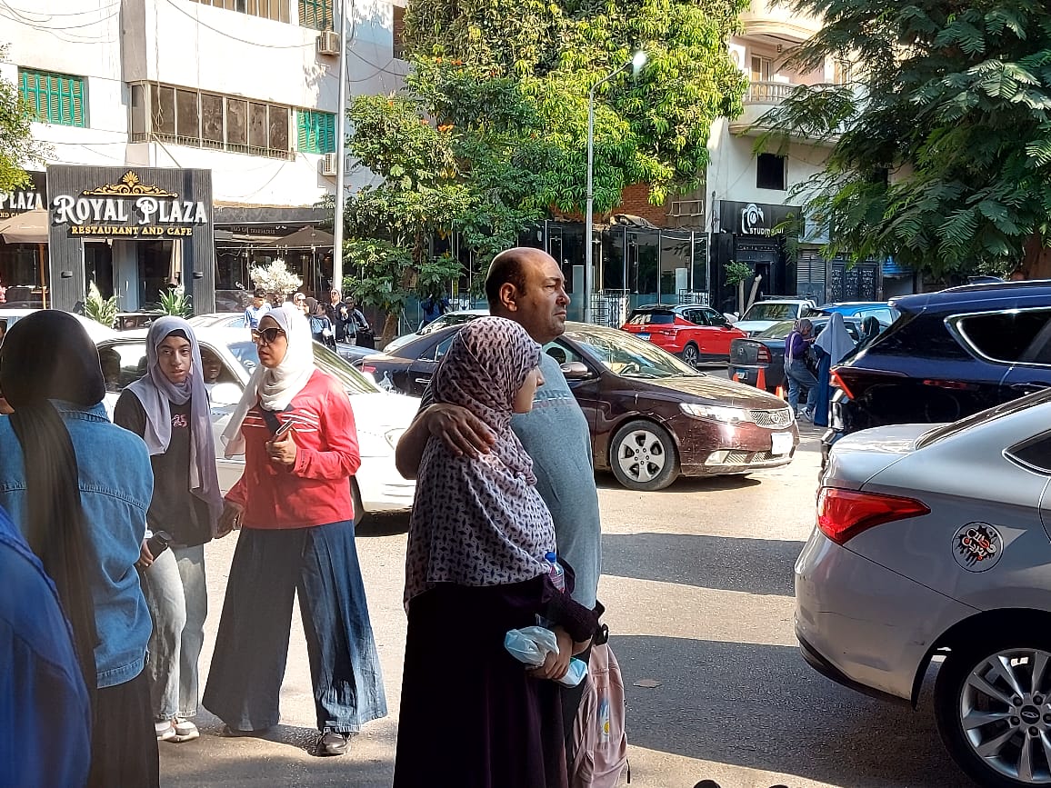أولياء الأمور يساندون أبنائهم أمام لجان الثانوية العامة أولياء الأمور يساندون أبنائهم أمام لجان الثانوية العامة