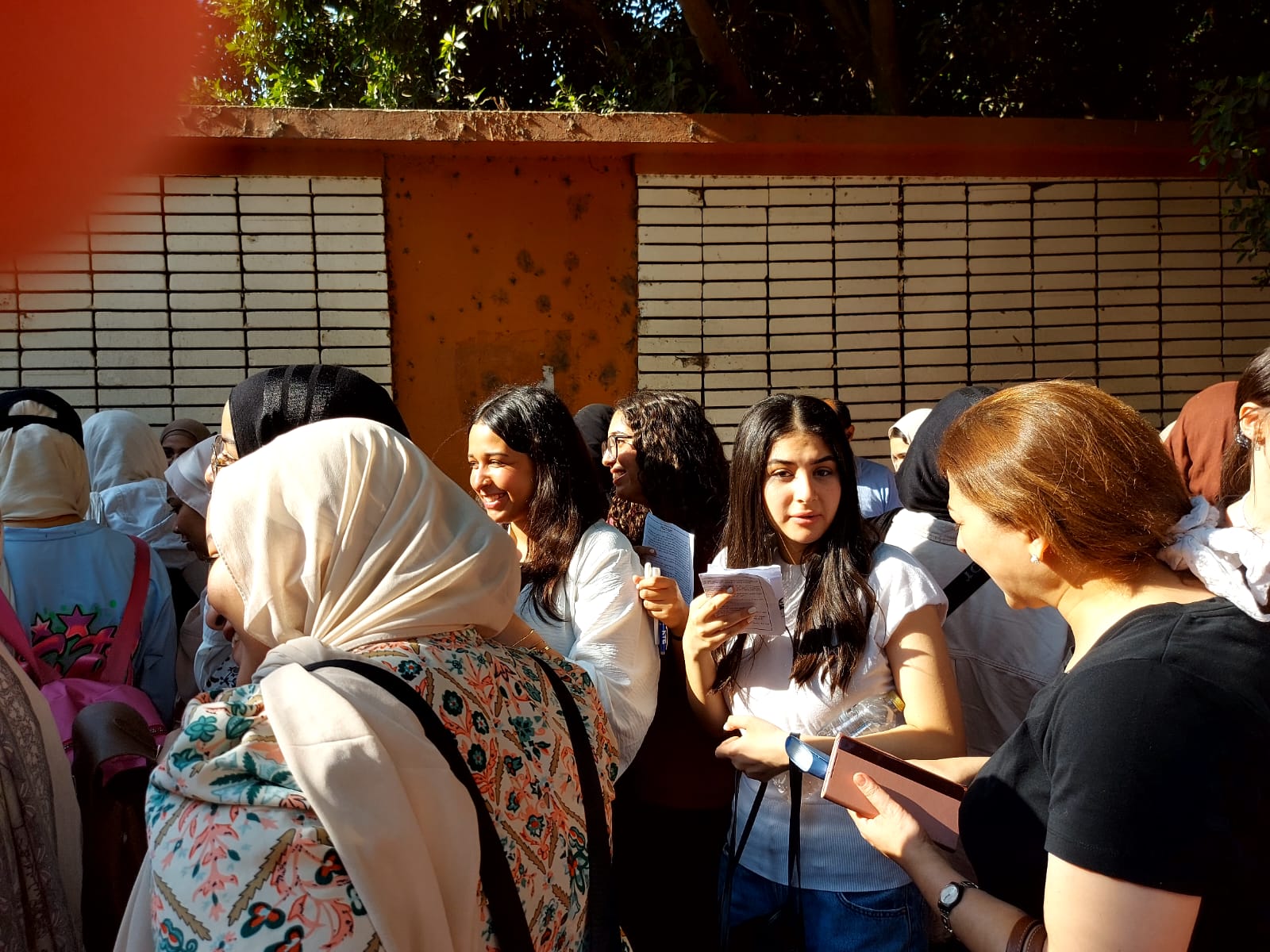 بدء دخول طلاب الثانوية العامة إلى اللجان بدء دخول طلاب الثانوية العامة إلى اللجان