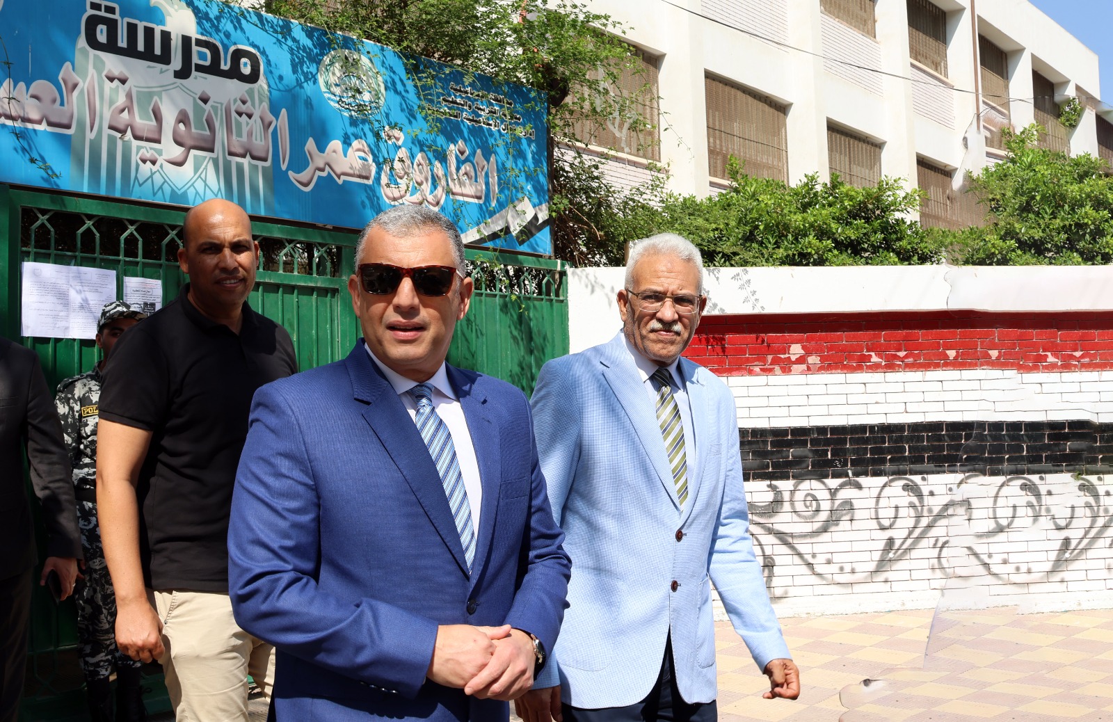 محافظ الإسماعيلية داخل إحدى اللجان