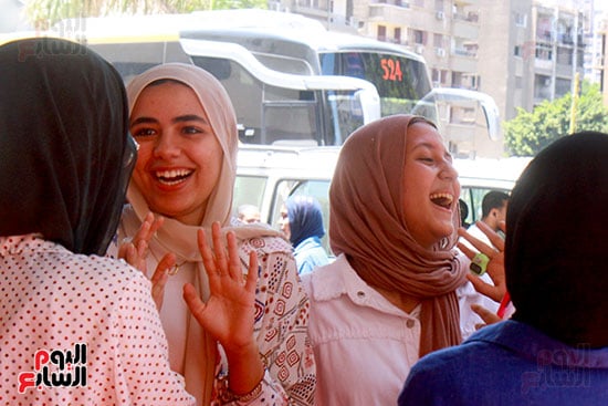 فرحة طلاب الثانوية العامة بعد أداء أول الامتحانات فرحة طلاب الثانوية العامة بعد أداء أول الامتحانات