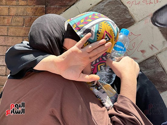 استقبال الأمهات للطالبات بعد خروجهن من اللجان استقبال الأمهات للطالبات بعد خروجهن من اللجان