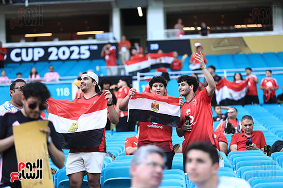 بعلم مصر الجمهور فى المدرجات بعلم مصر الجمهور فى المدرجات