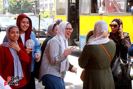 طالبات الثانوية العامة بعد خروجهم من الامتحانات طالبات الثانوية العامة بعد خروجهم من الامتحانات