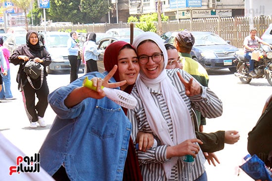 فرحة الطالبات من سهولة امتحان التربية الدينية فرحة الطالبات من سهولة امتحان التربية الدينية